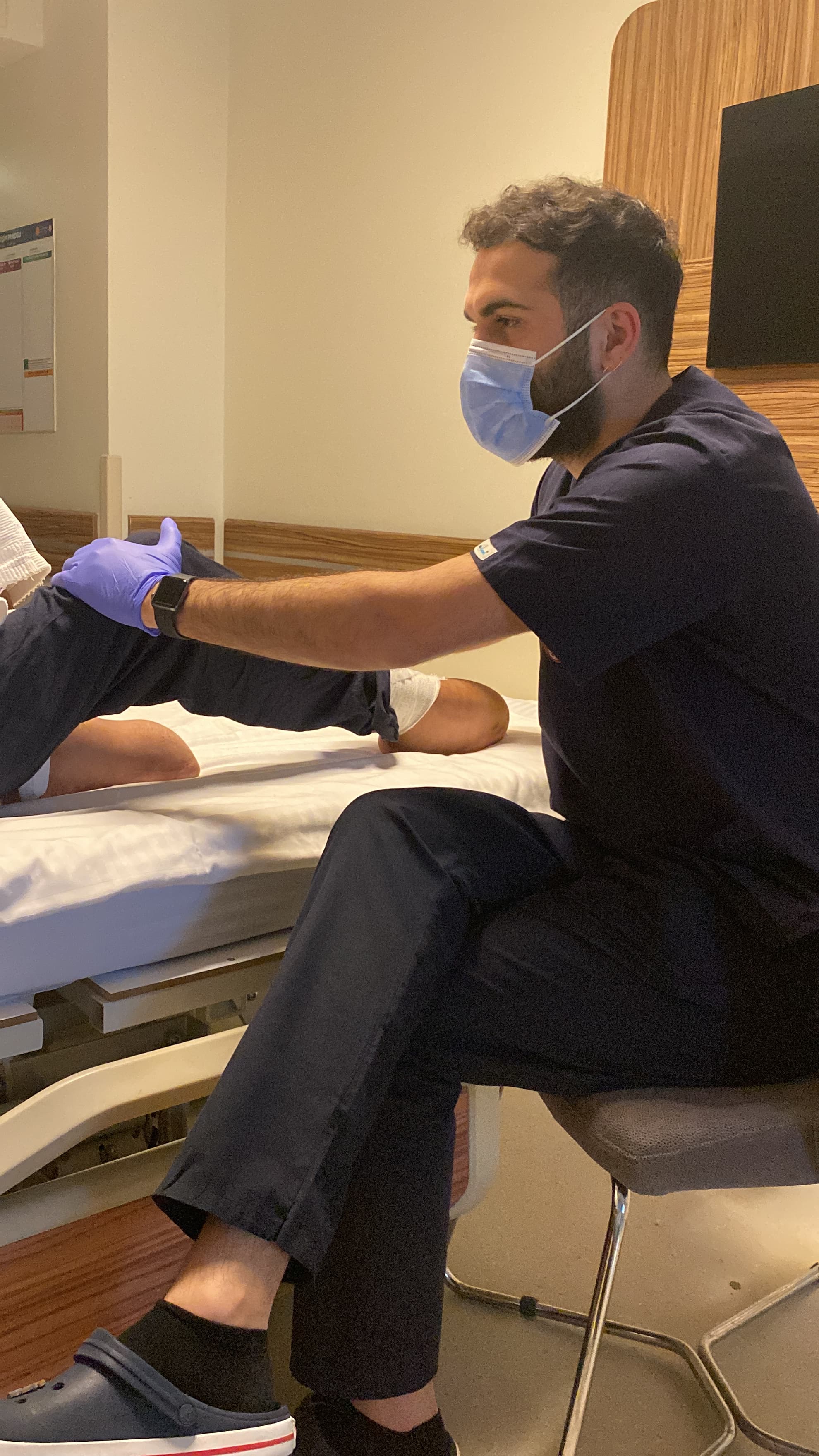 Fizyoterapist Nihat Paşalı, klinik ortamında bir danışanla çalışırken.